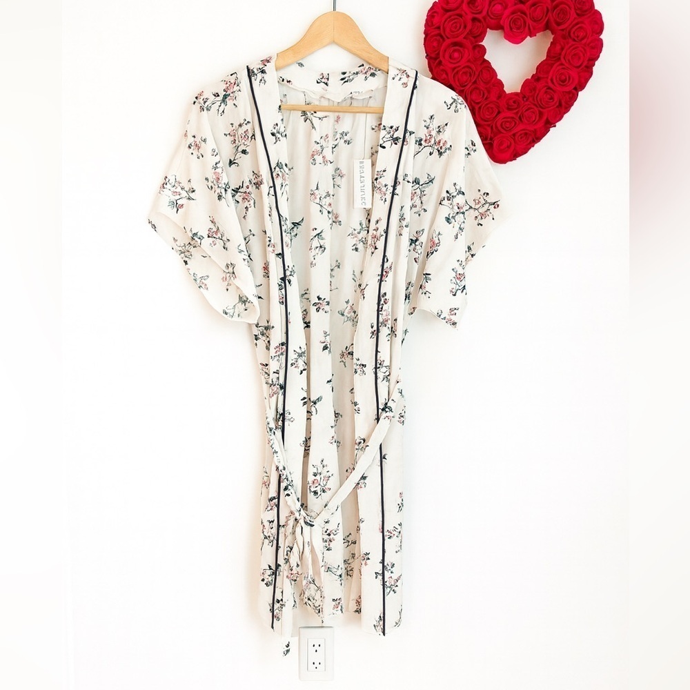 Moon River by Anthro Floral Short Kimono Sleeve Robe Medium White Waist Tie